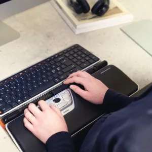 Souris ergonomique centrale contre les douleurs aux épaules et cervicales - RollerMouse Red Plus