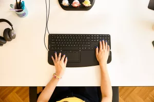 Support de PC portable Contour Laptop Riser utilisé avec clavier et souris intégrés, vue en situation de travail
