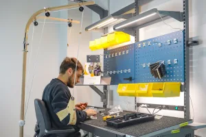 Utilisateur travaillant avec le Perdelle Taya dans un environnement professionnel.