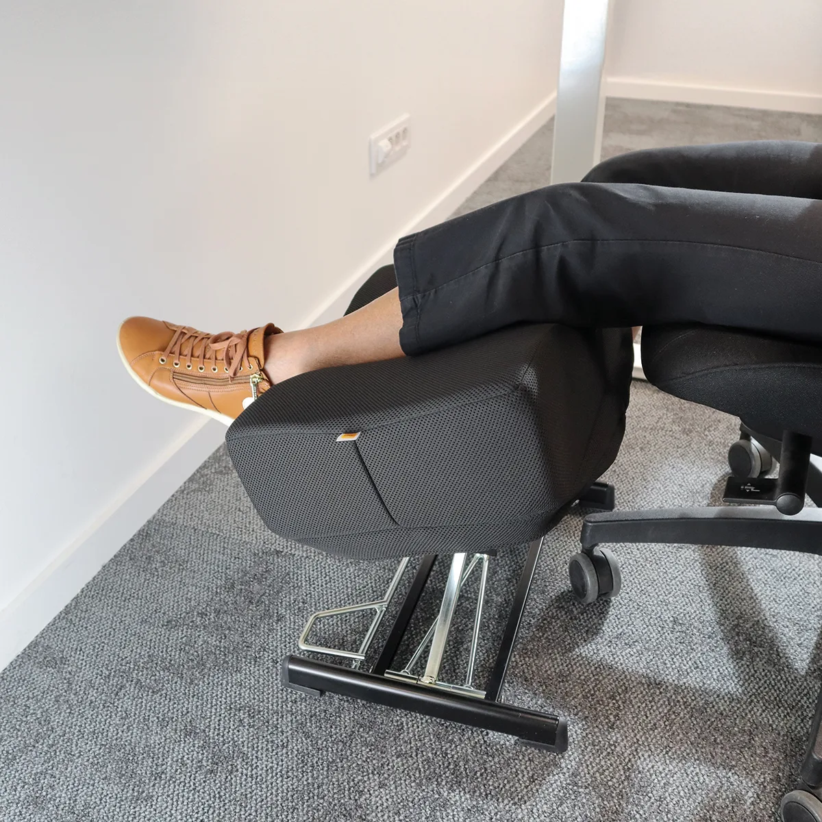 771694e0b629f1c1a4f4984dc96d0465b08b96ce_coussin_repose_jambes_ergoexpert_vue2_Basic952_72dpi_1200x1200.jpg Coussin repose-jambes RJ952, forme ergonomique en utilisation