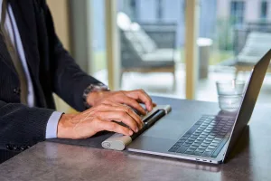 Souris ergonomique centrale contre les douleurs aux épaules et cervicales - RollerMouse Go