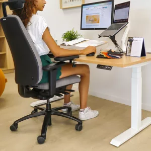 Bureau assis-debout réglable en hauteur électriquement