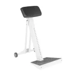 Appui-debout ergonomique AMUP blanc avec appui dorsal en bois, structure escamotable sur roulettes et plateforme antidérapante