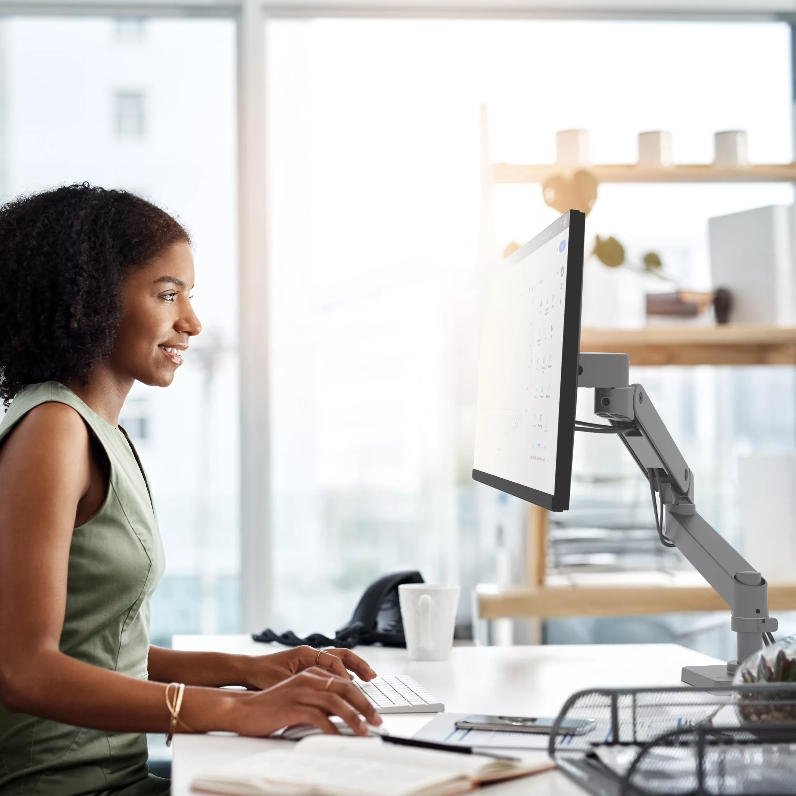 ab1bb300d79a0e03d675555b3a3bff20aacf8797_lxpro_45_682_293_lifestyle1_orig.jpg Ajustement précis de l'inclinaison, orientation et hauteur de l'écran avec le bras LX Pro
