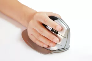 Souris ergonomique EZ Mouse - Replace la main dans l'alignement du bras