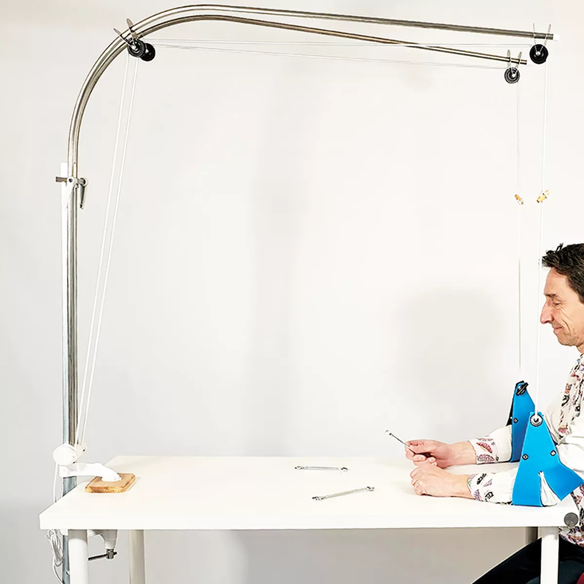 e7a4274740642b0dfecfa9598f9d331957e18de7_solution_d_assistance_physique_Perdelle_Neo_situation2_RVB_72dpi_1200x1200.jpg Utilisateur testant le Perdelle Neo pour un soutien ergonomique des bras.