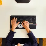 Clavier ergonomique Contour Balance avec RollerMouse, vue de dessus.