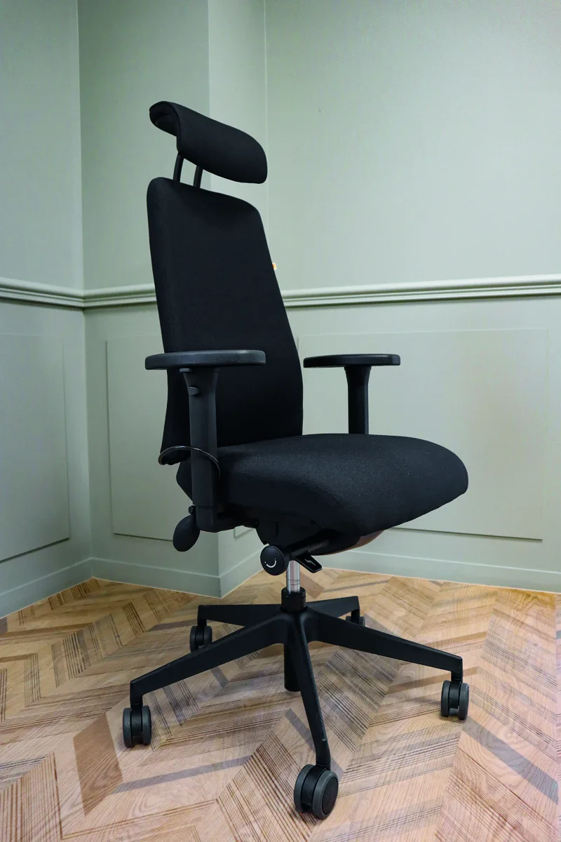 018badb8b2591319423742c446fe9709464b5d34_siege_premio_ergoexpert_environnement_3.4_800x1200.jpg Siège ergonomique Premio pour être bien installé à domicile - Siège ergonomique pour télétravail