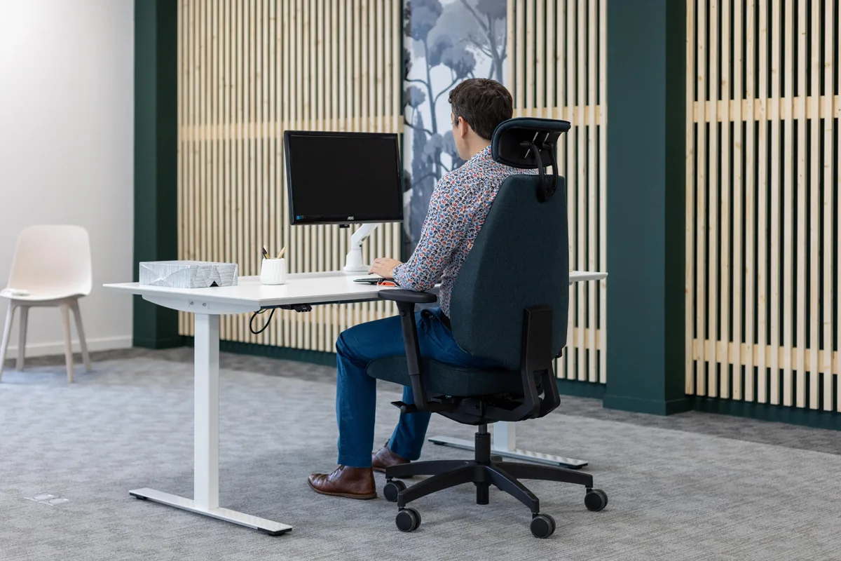 351e94d97f00b44cd7f50668105095c95b63b446_Mojo_bleu_environnement_3_72dpi_1200x800.jpg Siège ergonomique Mojo pour être bien installé à domicile - Siège ergonomique pour télétravail