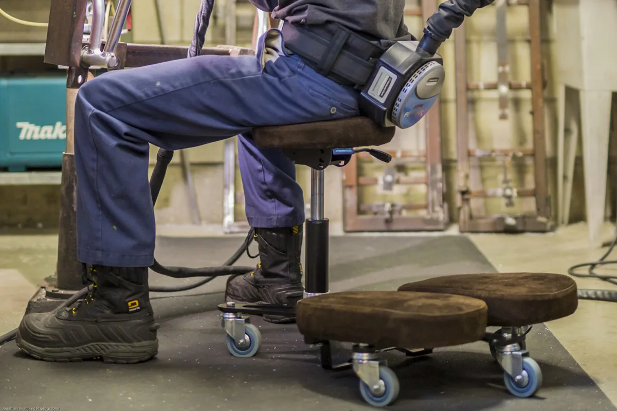 3915d94481e3aa99619d541d7519d96bd73b7ebb_stag_4_assis_72dpi_1200x800.jpg Chaise ergonomique Stag 4 pour travail en environnements exigeants - Configuration soudure