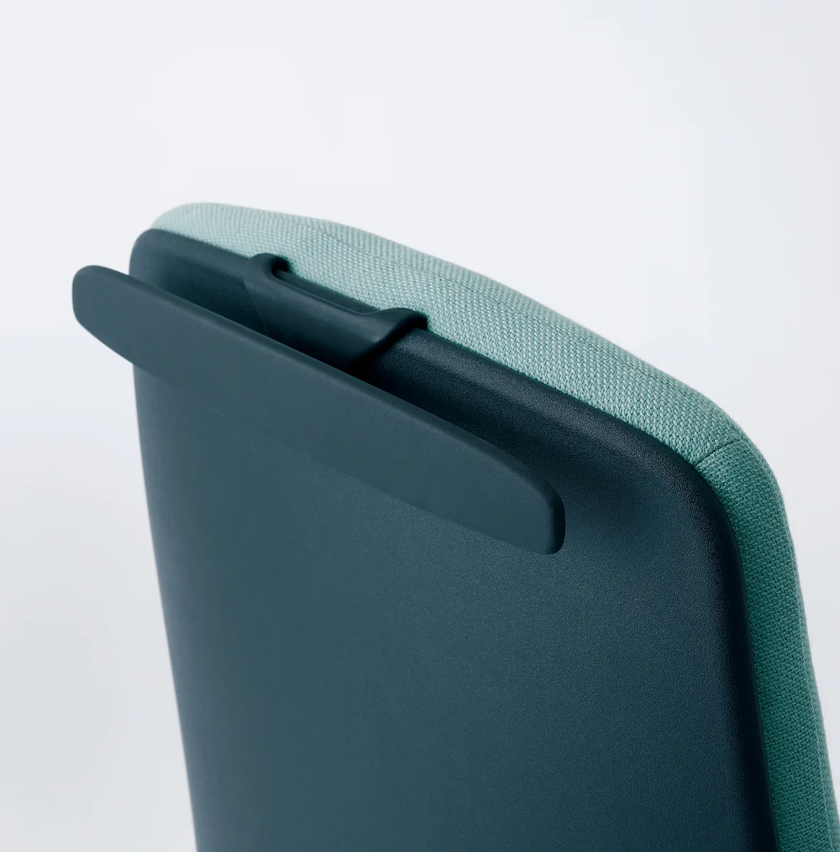 40374329f74662e4ebfa732b36c07d2c9bcd112d_New_Logic_bleu_zoom_porte_veste_72dpi_1200x1200.jpg Fauteuil de bureau New Logic - Appui-tête - Accoudoirs - Réglages hauteur assise, dossier