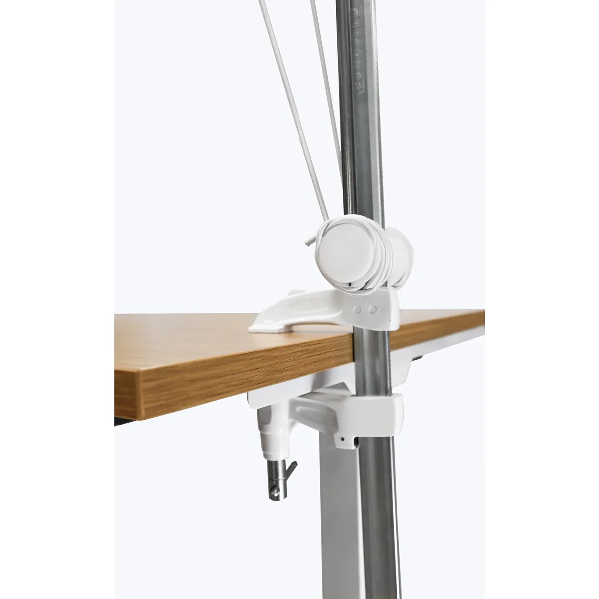 Fixation solide du Perdelle Neo sur un plan de travail en bois.