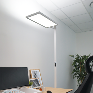 Lampadaire LED Silvar pour bureau professionnel avec éclairage direct et indirect au-dessus d’un poste de travail.