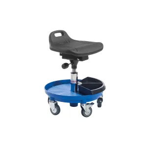 Tabouret Omega Azergo à assise noire avec dossier intégré, base bleue circulaire à compartiments de rangement et roulettes, vu en diagonale sur fond blanc