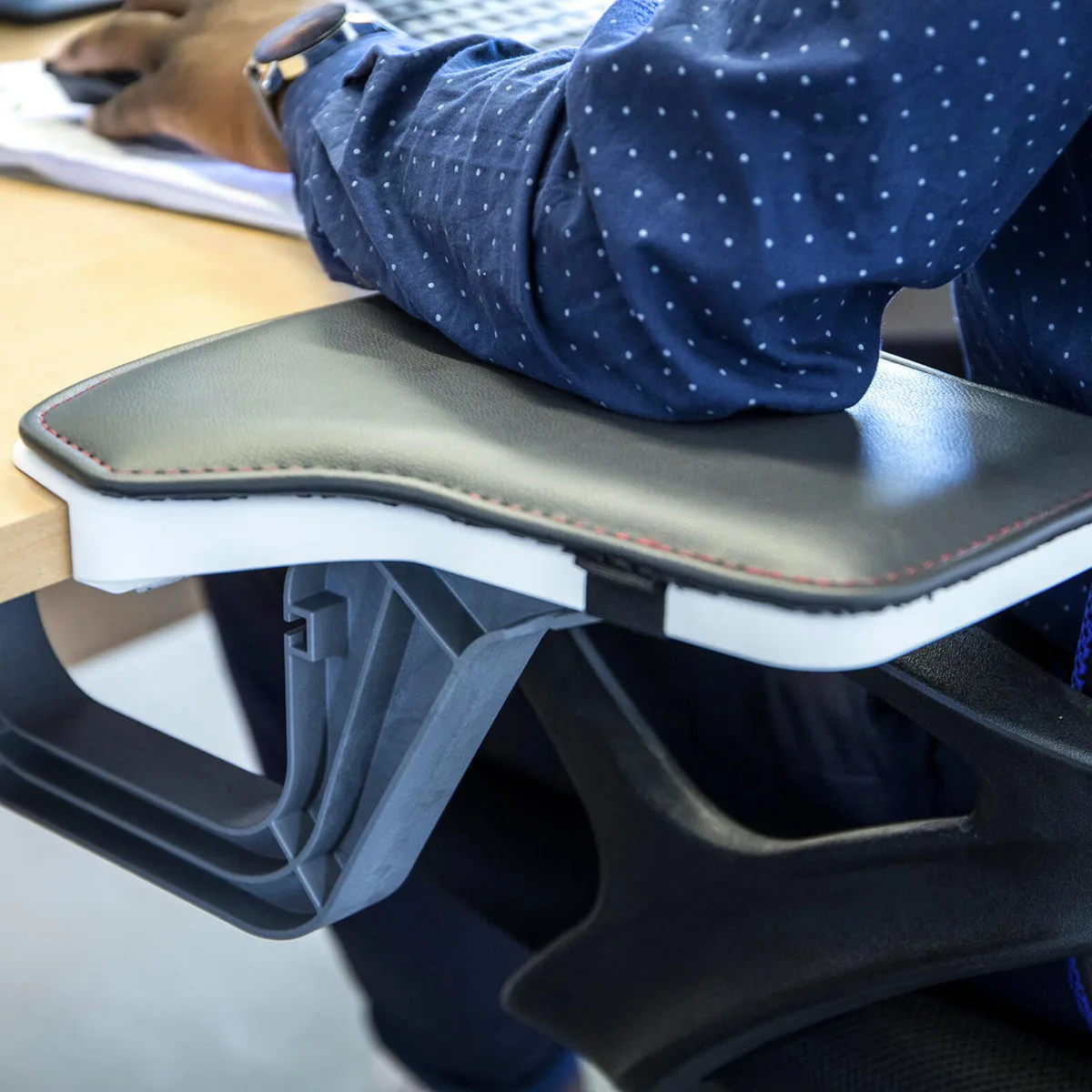 65c58535845dde15f526ffa69af41608a03aaaa2_jumborest_cuir_1200x1200.jpg Repose-bras Jumborest simple et pratique contre les douleurs au bureau