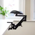 Support de bras ergonomique Ergo Dynamic fixé au bureau avec bras articulé pour soulager les épaules et la nuque.