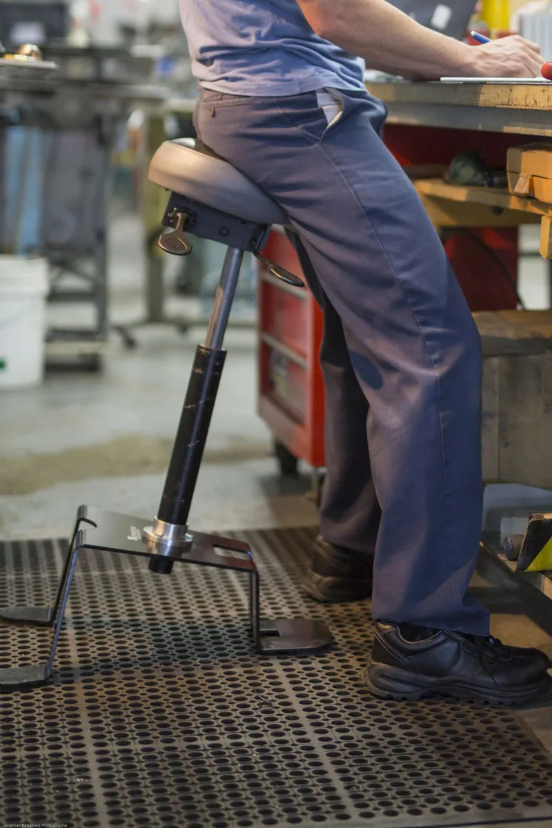 8270bf7fe8c1d1ef4199bc8dc9df3c563daa3953_TA_200_1200x800_72dpi.jpg Siège assis-debout TA200 réglable en hauteur - Maintien de la colonne vertébrale en position neutre