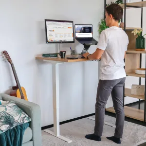 Homme travaillant debout sur le bureau Écho Light V2 en télétravail, avec double écran