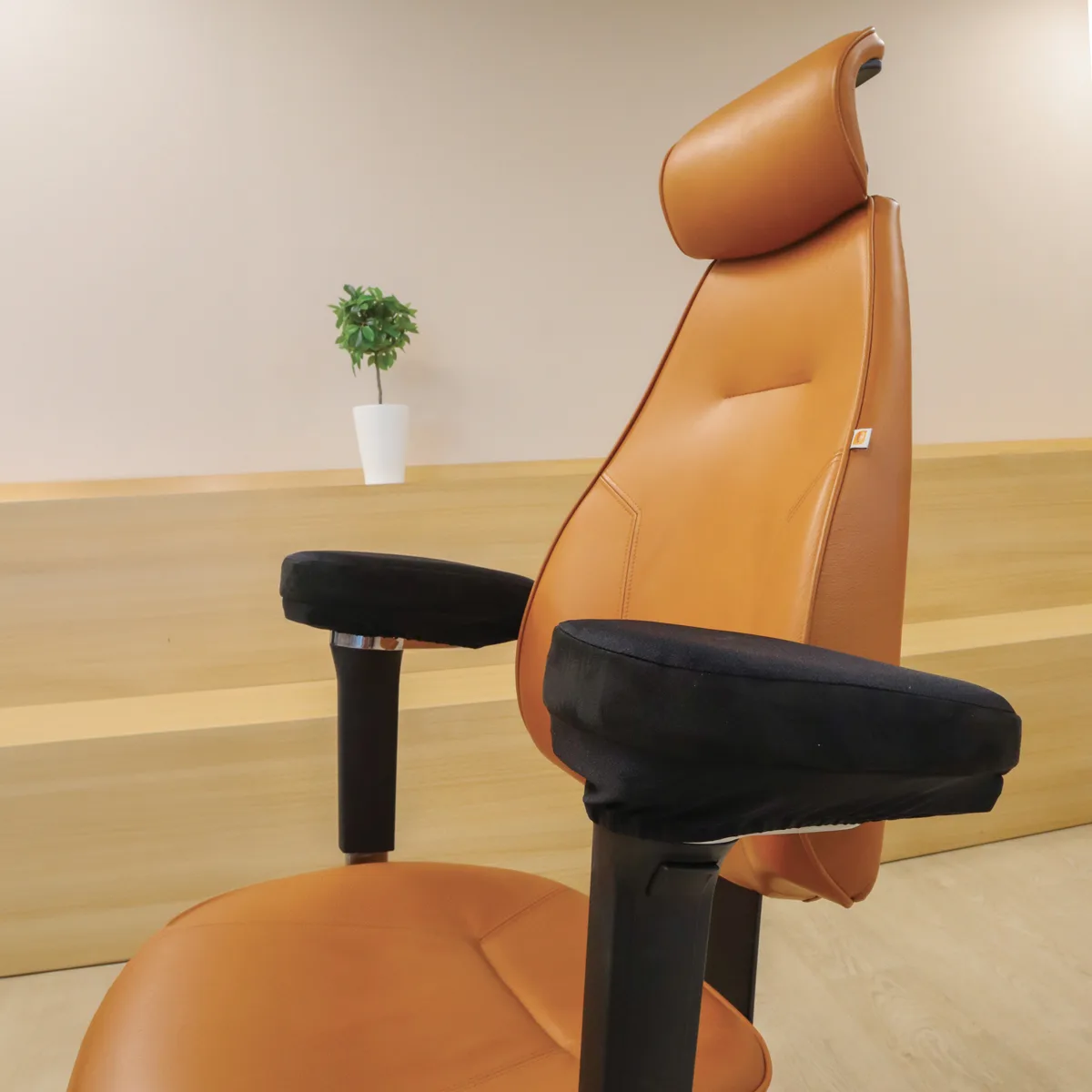 914d522da4cf76ec317cf5eda195d20acdde79c8_coussin_accoudoir_3_mojo_ergoexpert_1200x1200.jpg Coussins confort pour soulager les épaules - siège ergonomique