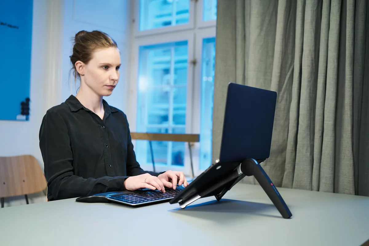 9a745688a9620b70e3f8acba8aa4c3ec3c38e886_cricket_utilisation_72dpi_1200x800.jpg Support PC Contour - Réhausse l'écran d'ordinateur portable