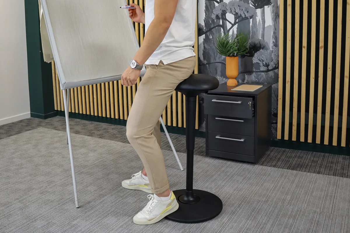 a67bb780d778b20ceab8539708e3ac93c77abaf1_siege_livio_triangle_vue2238_72dpi_1200x800.jpg Siège assis-debout Livio - Assise souple et rembourée pour personne jusqu'à 110 kg