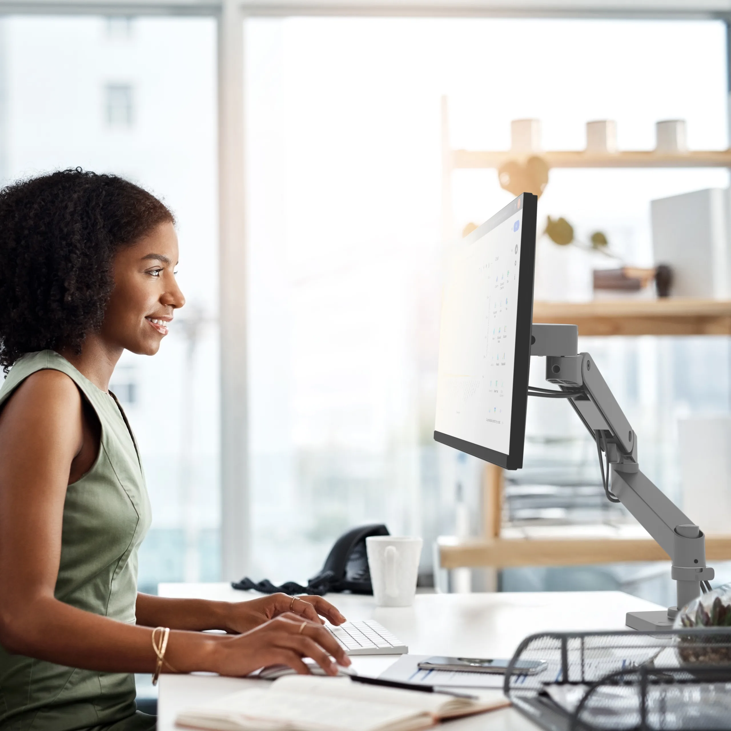 ab1bb300d79a0e03d675555b3a3bff20aacf8797_lxpro_45_682_293_lifestyle1_orig.jpg Ajustement précis de l'inclinaison, orientation et hauteur de l'écran avec le bras LX Pro