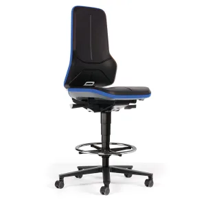Siège d’atelier ergonomique Néon noir et bleu avec dossier haut, assise réglable, repose-pieds circulaire et roulettes pour poste industriel ou laboratoire.