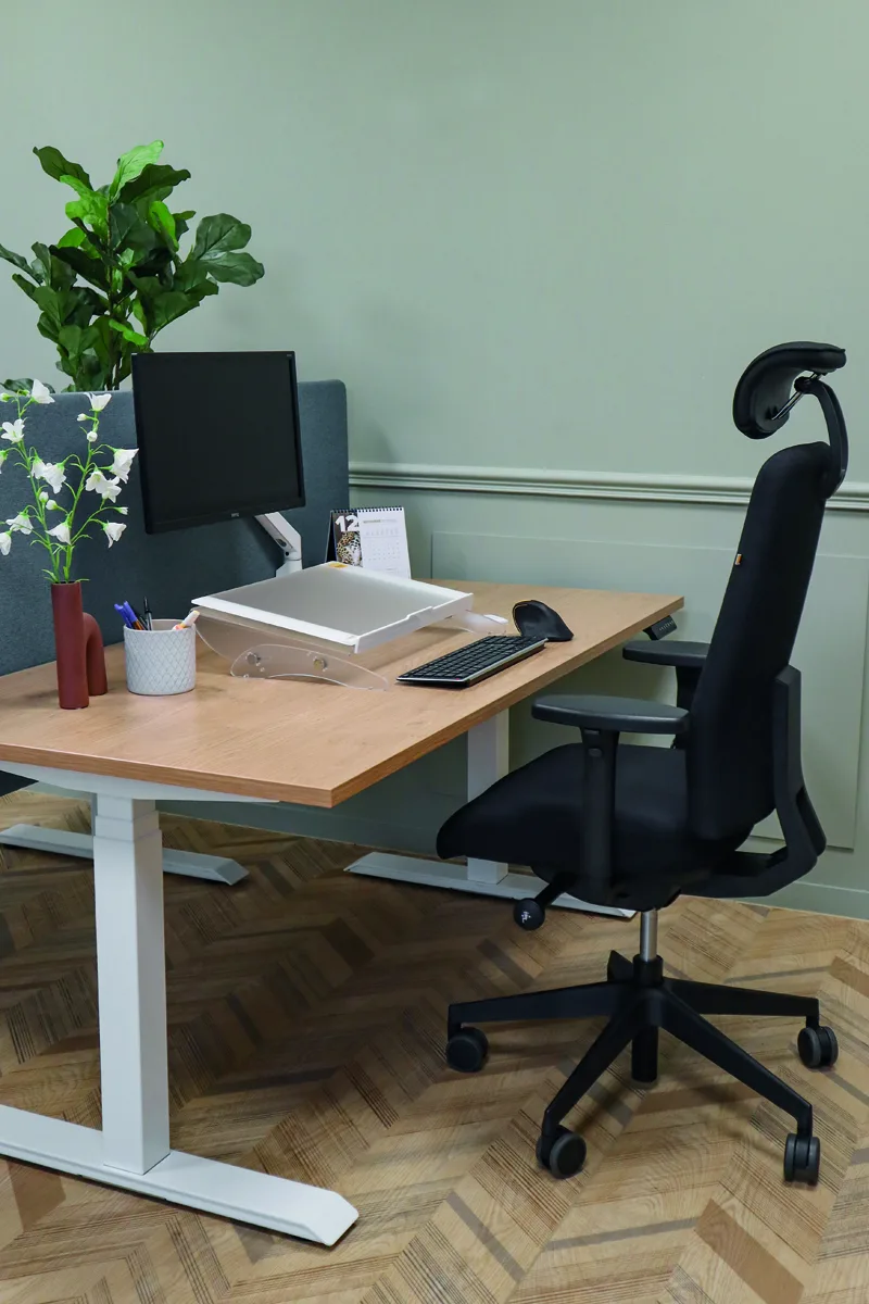 ced41f35bfaa709c499db3db6b362e21c19fbec8_siege_premio_ergoexpert_environnement_2_800x1200.jpg Siège préventif de bureau Premio - Douleurs de dos au poste de travail