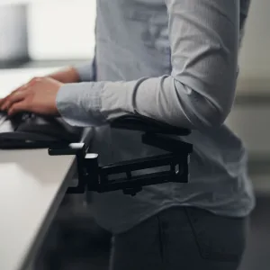 Support de bras ergonomique Ergo Dynamic en utilisation au bureau pour réduire les tensions lors de l’utilisation du clavier et de la souris.