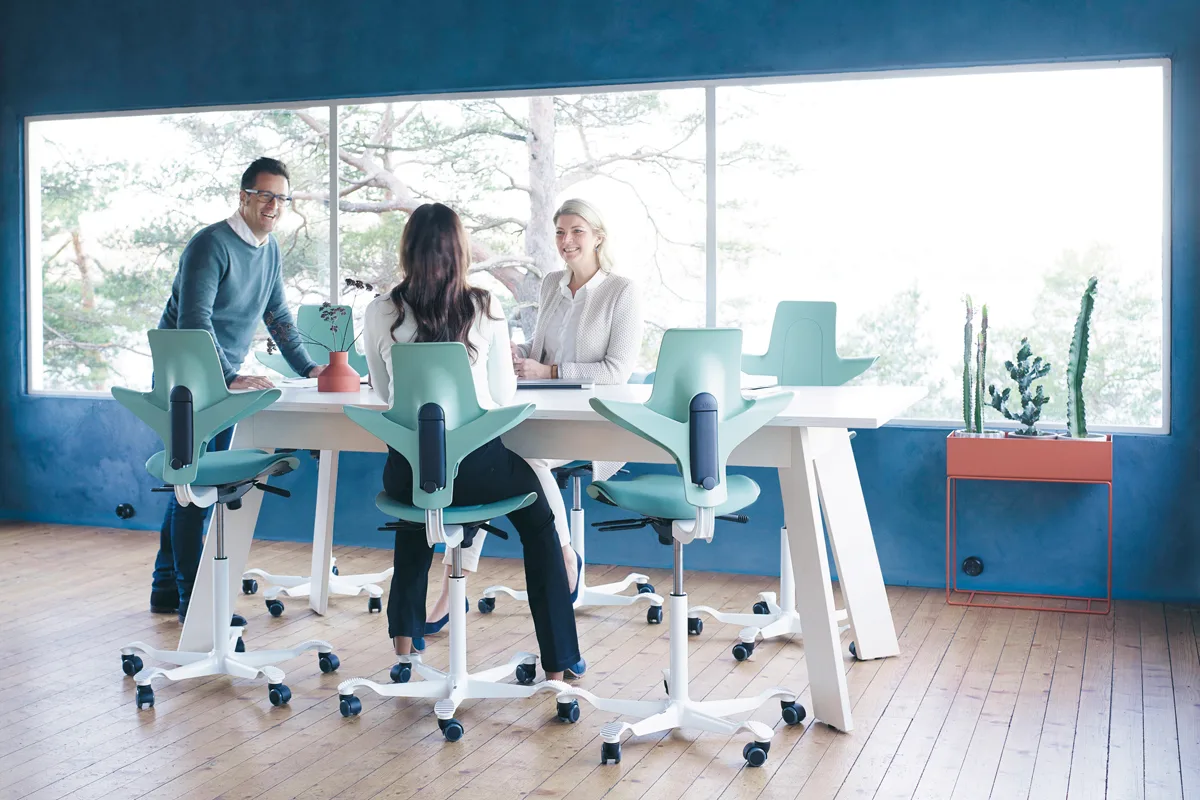 d914ad3f71bf2ee2b805602386fbc0cae0007909_Capisco_puls_bleu_bureau_1200x1200.jpg Siège Capisco Puls - Varier les positions de travail