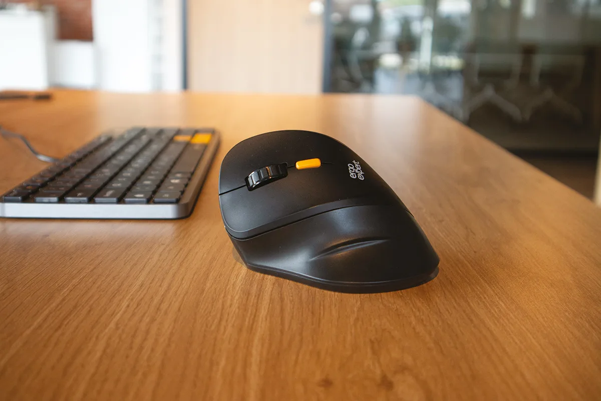 e49e7fb988bdef195df6ee78547a1a63e189e615_souris_x_per70_sans_fil_gauche_72dpi_environnement.jpg Souris pour ordinateur verticale X-Per 70 - Aménagement ergonomique du poste de travail