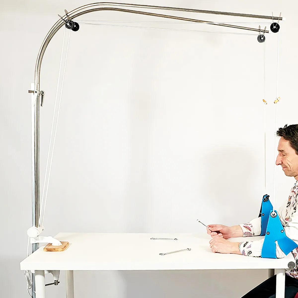 Utilisateur testant le Perdelle Neo pour un soutien ergonomique des bras.