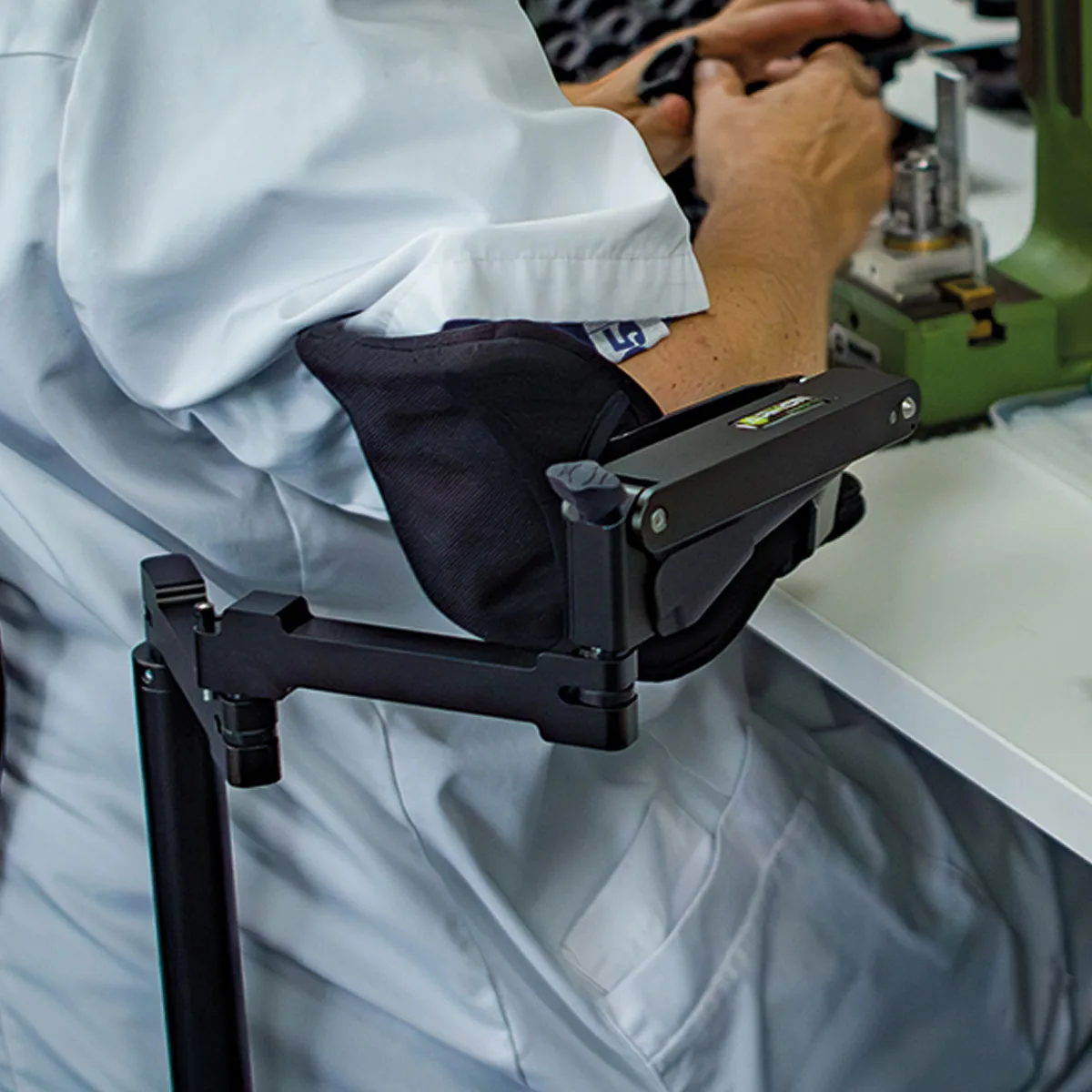 ebffdba6a80cee8ec3759b025e3cd8a87bb1023d_Support_de_bras_leva_en_laboratoire_72_dpi_RVB.jpg Utilisation du support de bras Leva dans un cas réel
